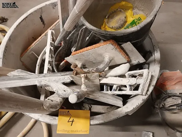 Lot 4 - lot pleister materiaal in mengkuip - afbeelding 2 van  4