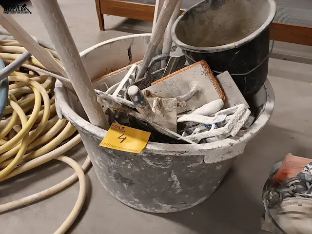 Lot 4 - lot pleister materiaal in mengkuip - afbeelding 3 van  4
