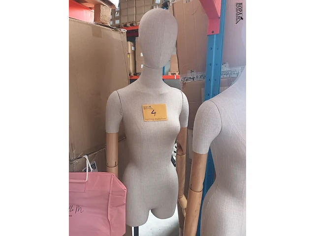 Lot 4 - mannequin pop - afbeelding 1 van  3