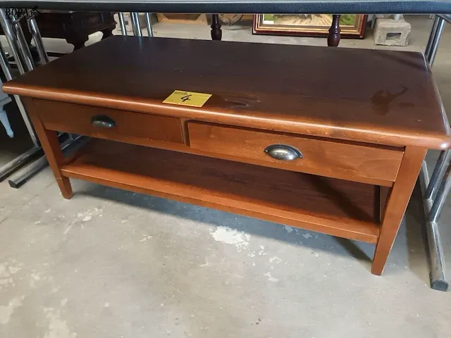 Lot 4 - massief houten salontafel - afbeelding 1 van  3
