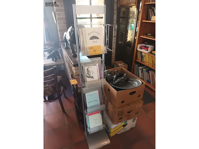 Lot 4 - metalen folderrek met inhoud - afbeelding 1 van  4