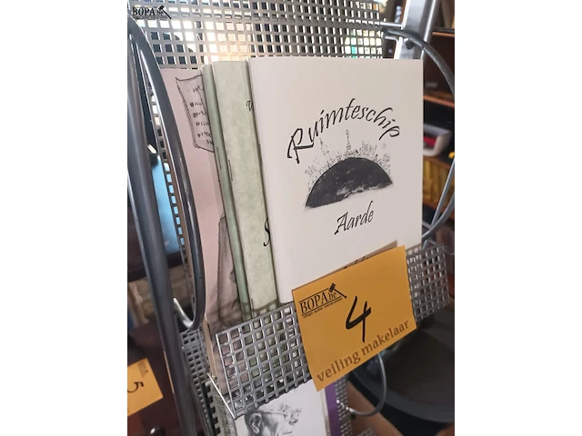 Lot 4 - metalen folderrek met inhoud - afbeelding 2 van  4