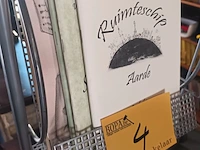 Lot 4 - metalen folderrek met inhoud - afbeelding 2 van  4