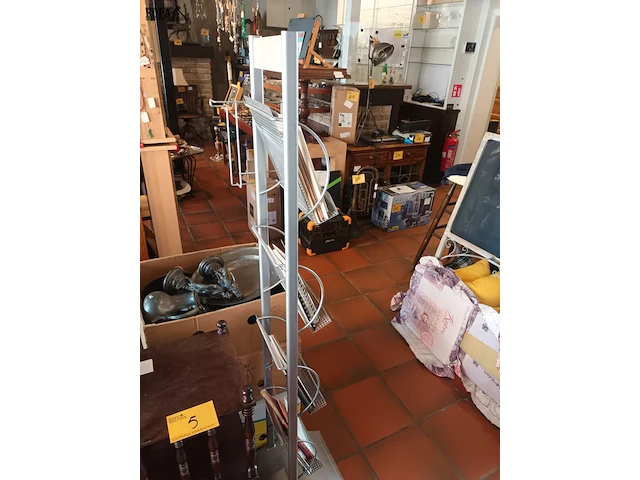 Lot 4 - metalen folderrek met inhoud - afbeelding 3 van  4