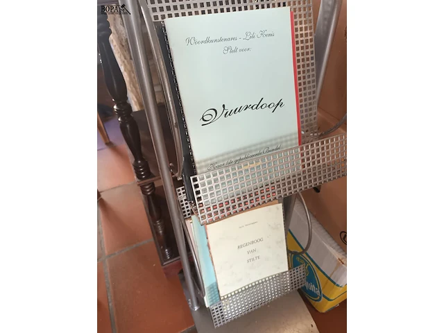 Lot 4 - metalen folderrek met inhoud - afbeelding 4 van  4