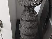 Lot 4 - moderne kandelaar met kaars - afbeelding 2 van  3