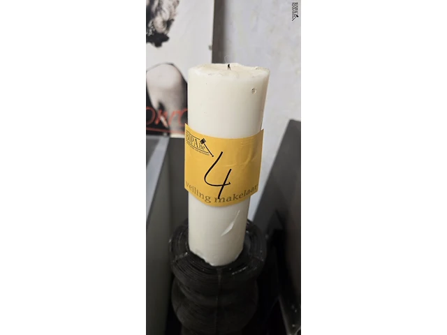 Lot 4 - moderne kandelaar met kaars - afbeelding 3 van  3