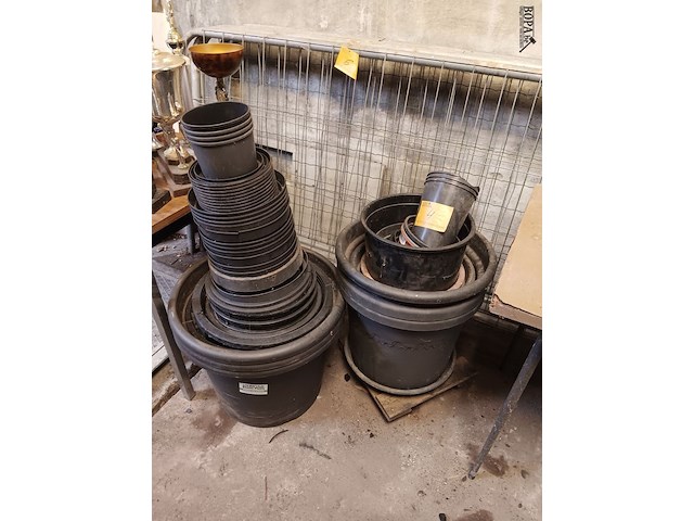Lot 4 - pvc bloempotten - afbeelding 1 van  2