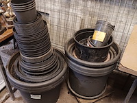 Lot 4 - pvc bloempotten - afbeelding 1 van  2