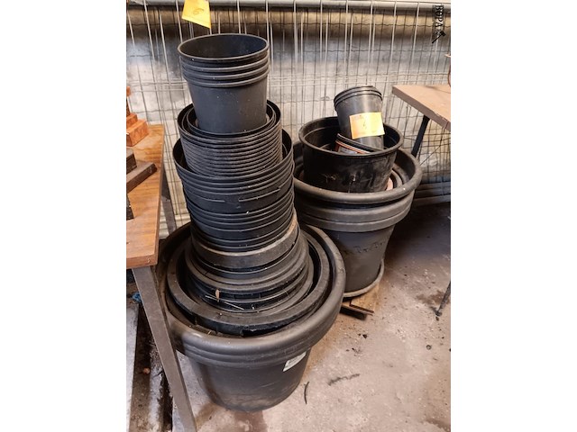 Lot 4 - pvc bloempotten - afbeelding 2 van  2