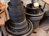 Lot 4 - pvc bloempotten - afbeelding 2 van  2