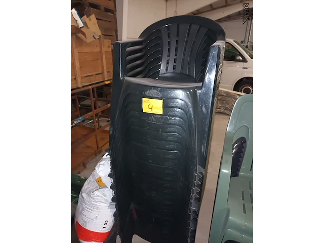 Lot 4 - pvc terrasstoelen. 24 stuks - afbeelding 1 van  4