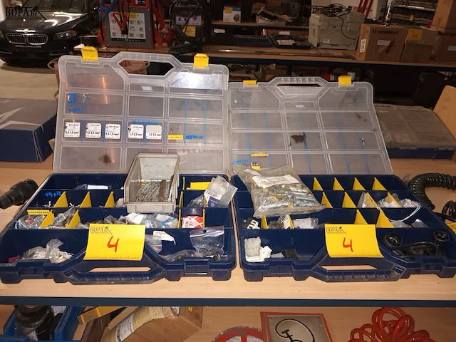 Lot 4 - sorteerkoffer gevuld. 2 stuks - afbeelding 1 van  4
