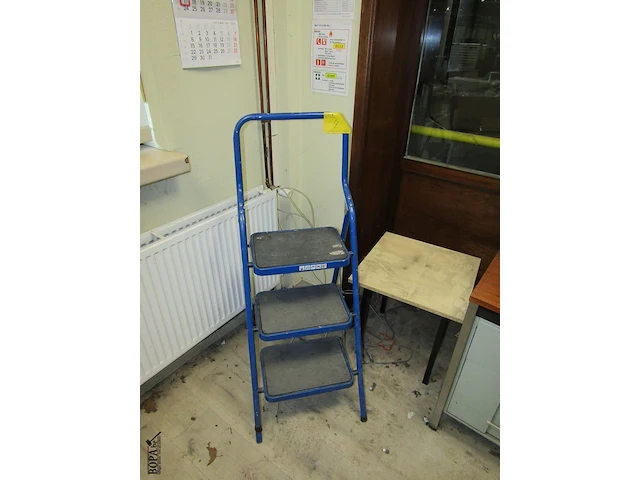Lot 4 - trapladder en bijzettafeltje - afbeelding 1 van  1