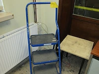 Lot 4 - trapladder en bijzettafeltje