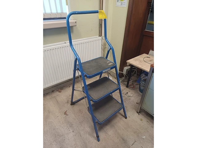 Lot 4 - trapladder en bijzettafeltje - afbeelding 1 van  3