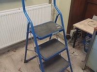 Lot 4 - trapladder en bijzettafeltje