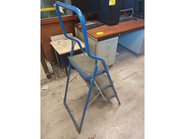 Lot 4 - trapladder en bijzettafeltje - afbeelding 2 van  3