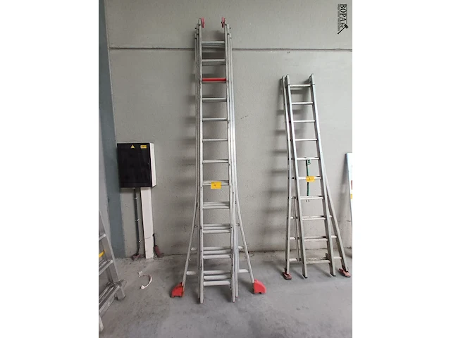 Lot 4 - uitschuifbare aluminium ladder - afbeelding 1 van  4