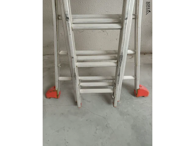 Lot 4 - uitschuifbare aluminium ladder - afbeelding 2 van  4