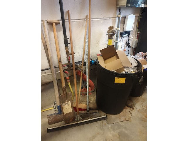 Lot 4 - vuilnisbakken en werkmateriaal. 8 stuks - afbeelding 1 van  4