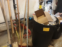 Lot 4 - vuilnisbakken en werkmateriaal. 8 stuks - afbeelding 1 van  4