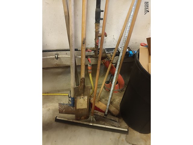 Lot 4 - vuilnisbakken en werkmateriaal. 8 stuks - afbeelding 2 van  4