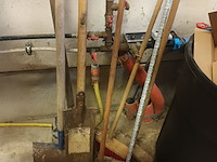 Lot 4 - vuilnisbakken en werkmateriaal. 8 stuks - afbeelding 2 van  4