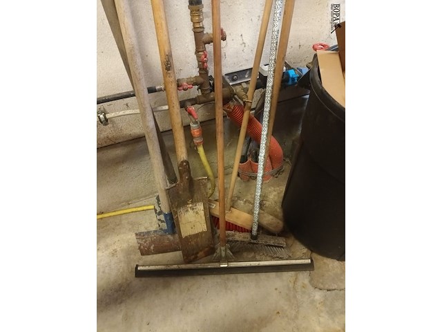 Lot 4 - vuilnisbakken en werkmateriaal. 8 stuks - afbeelding 3 van  4