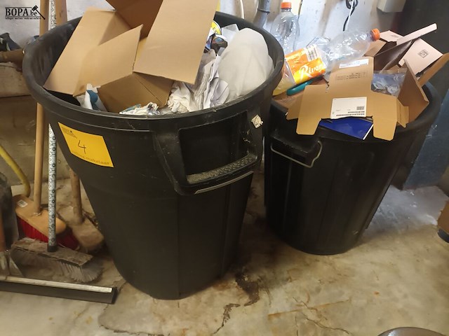 Lot 4 - vuilnisbakken en werkmateriaal. 8 stuks - afbeelding 4 van  4