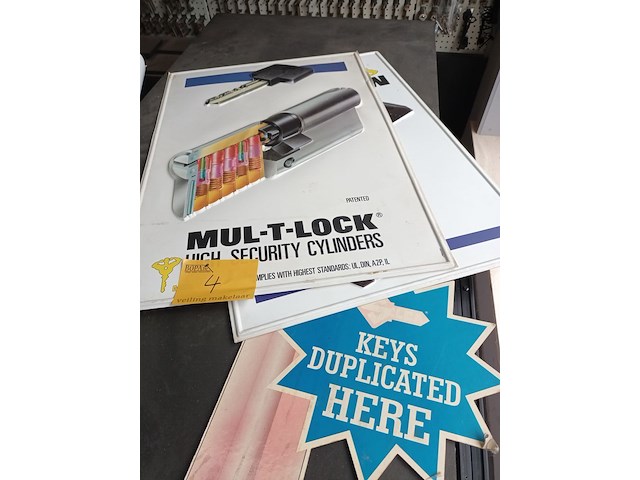 Lot 4 - wandreclame voor sloten. 11 stuks - afbeelding 1 van  6