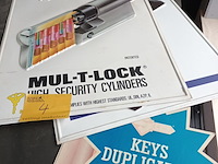 Lot 4 - wandreclame voor sloten. 11 stuks