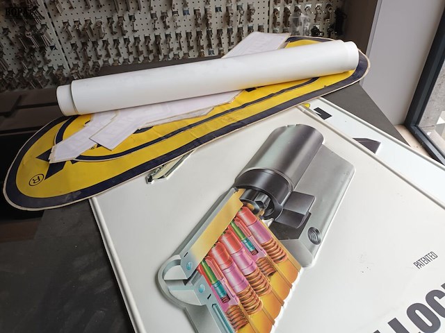 Lot 4 - wandreclame voor sloten. 11 stuks - afbeelding 2 van  6