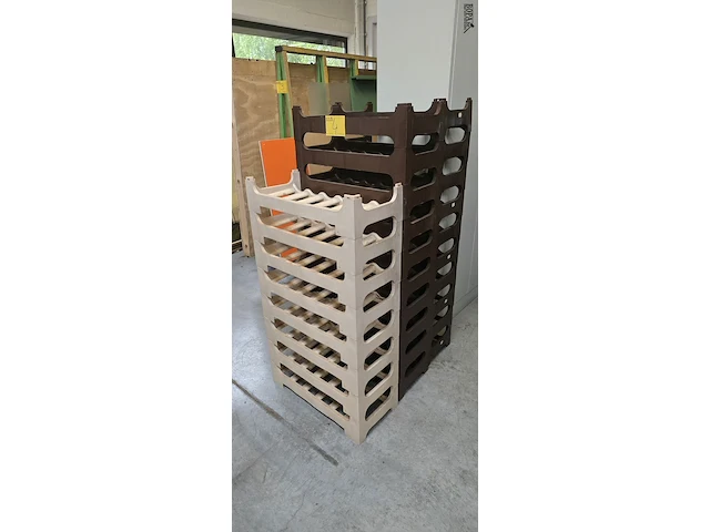 Lot 4 - wijnrekjes in kunststof 28 stuks - afbeelding 1 van  3