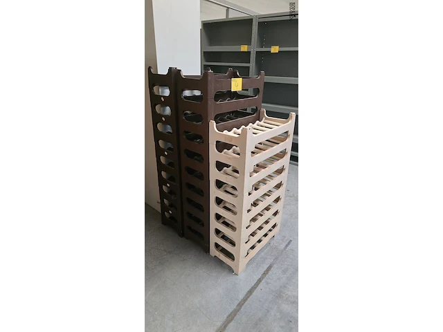 Lot 4 - wijnrekjes in kunststof 28 stuks - afbeelding 2 van  3