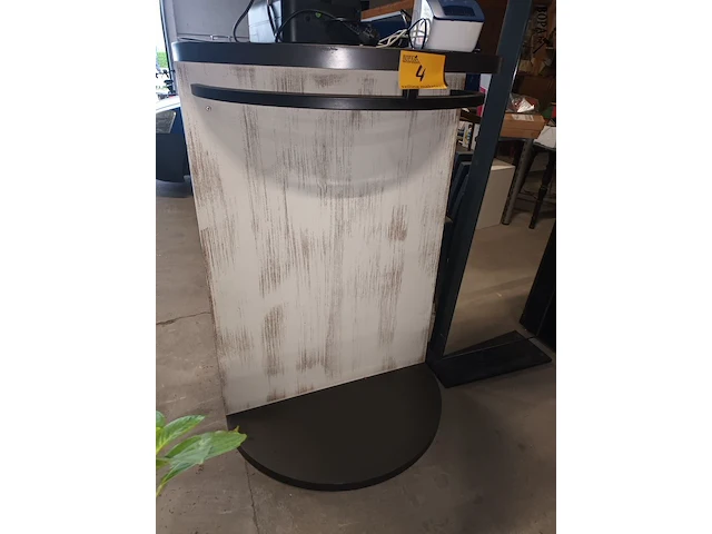 Lot 4 - winkel display voor kledij - afbeelding 1 van  3