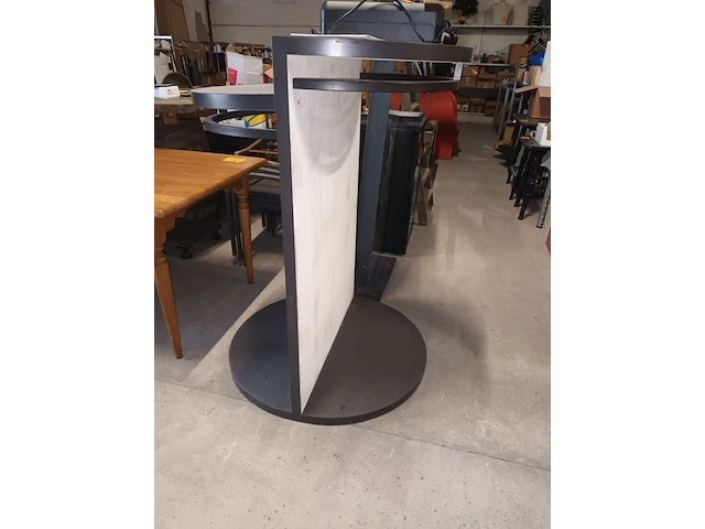 Lot 4 - winkel display voor kledij - afbeelding 2 van  3