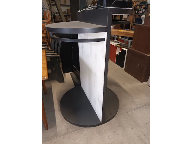 Lot 4 - winkel display voor kledij - afbeelding 3 van  3
