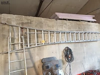 Lot 40 - aluminium uitschuifbare ladder - afbeelding 1 van  2