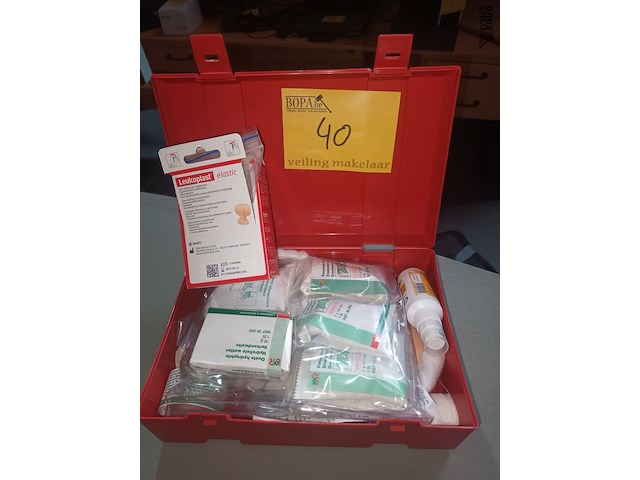 Lot 40 - ehbo kistje met inhoud - afbeelding 1 van  3