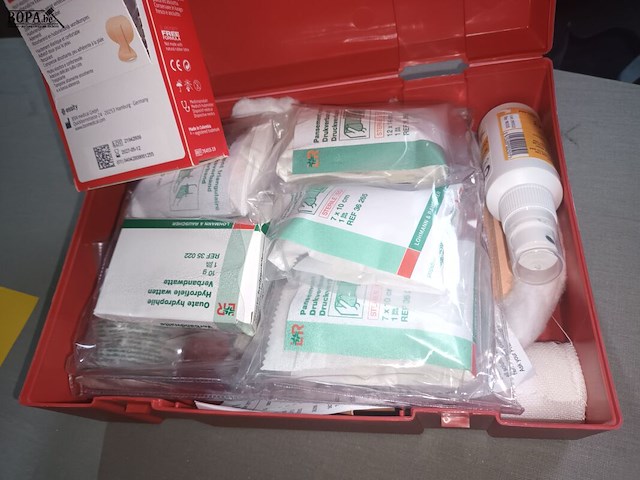 Lot 40 - ehbo kistje met inhoud - afbeelding 2 van  3