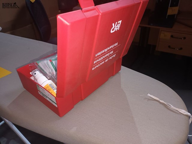 Lot 40 - ehbo kistje met inhoud - afbeelding 3 van  3