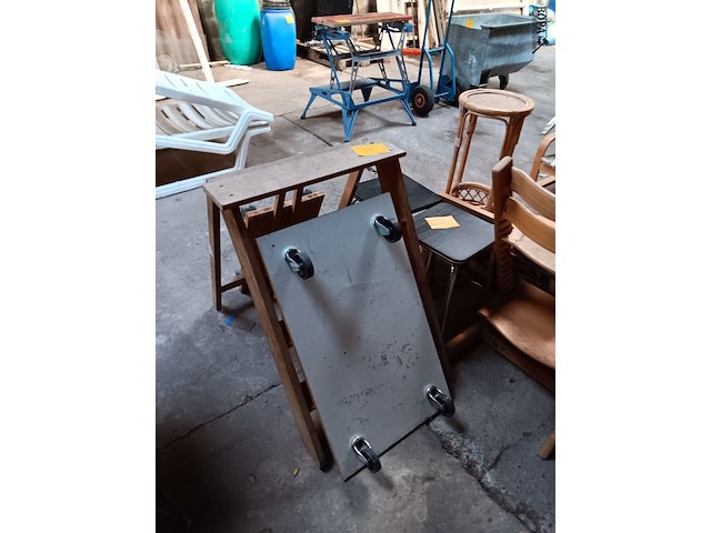 Lot 40 - houten trapje en rolkarretjes - afbeelding 1 van  2
