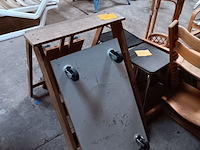 Lot 40 - houten trapje en rolkarretjes - afbeelding 1 van  2