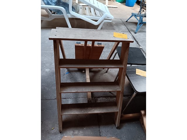 Lot 40 - houten trapje en rolkarretjes - afbeelding 2 van  2