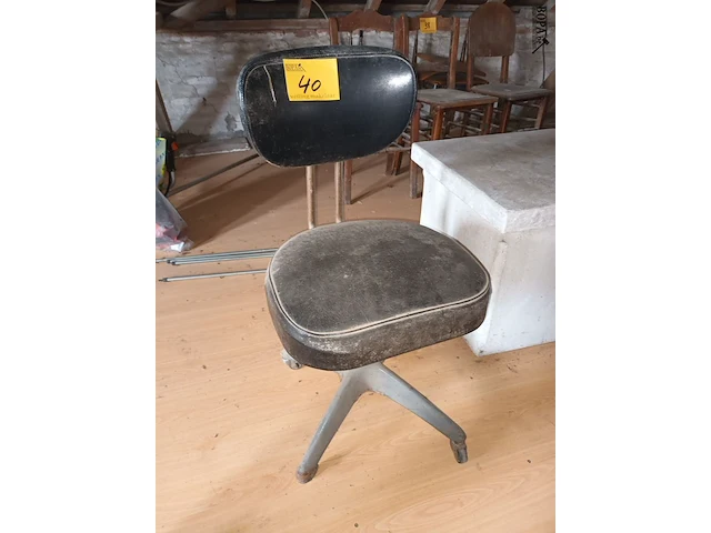 Lot 40 - industriële bureaustoel - afbeelding 1 van  3