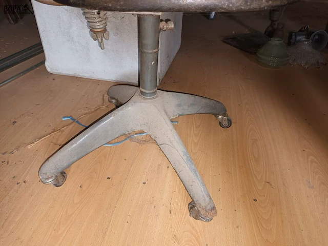 Lot 40 - industriële bureaustoel - afbeelding 2 van  3