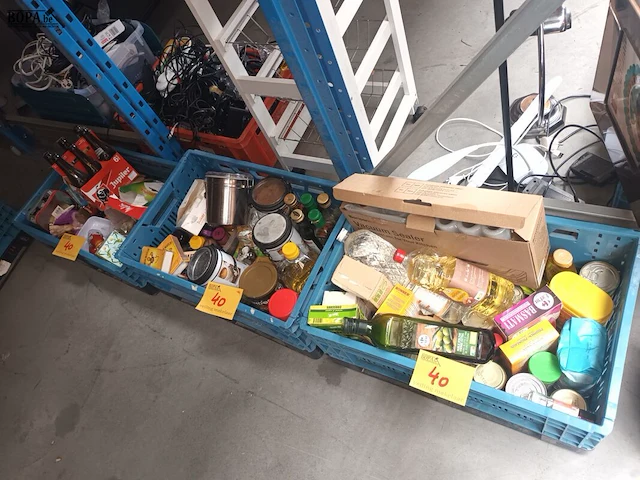 Lot 40 - keuken benodigdheden. 3 bakken - afbeelding 2 van  5