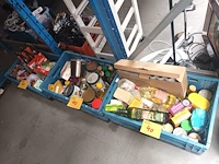Lot 40 - keuken benodigdheden. 3 bakken - afbeelding 2 van  5