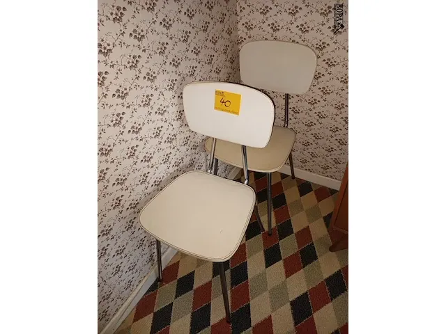 Lot 40 - keukenstoelen. 2 stuks - afbeelding 1 van  3